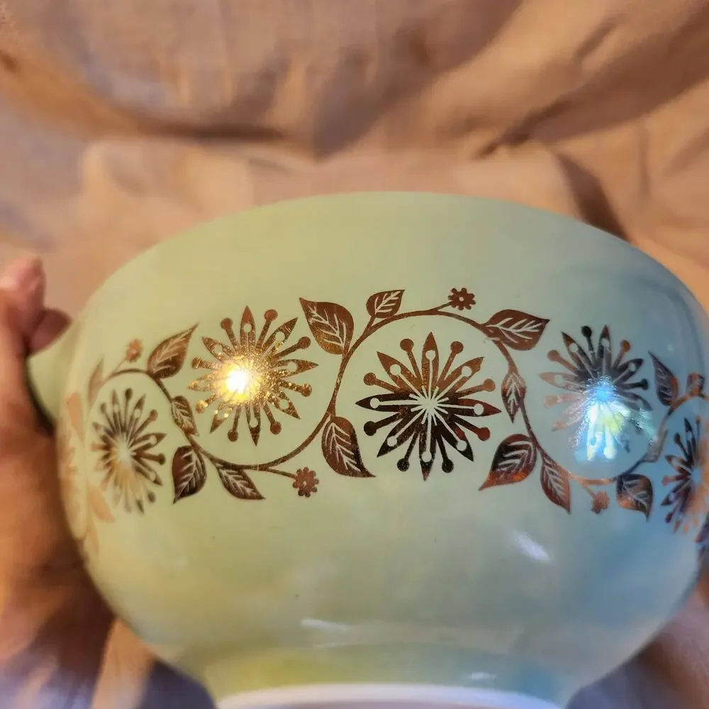 VTG Pyrex 1960s #443 2.5 QT Sage Green Gold Medallion Cinderella Bowl No Lid